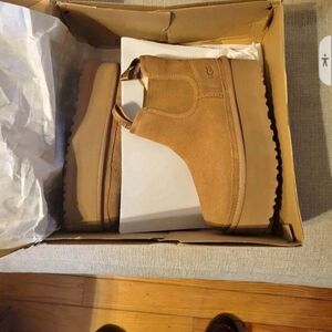 Uggs platform Chelsea size 7 Chestnut